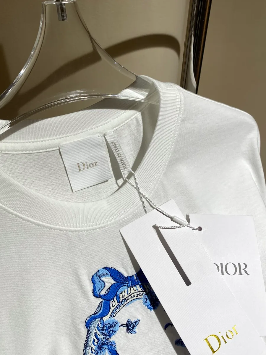 Круглый вырез горловины футболки с брендовой биркой Dior и ярлыком