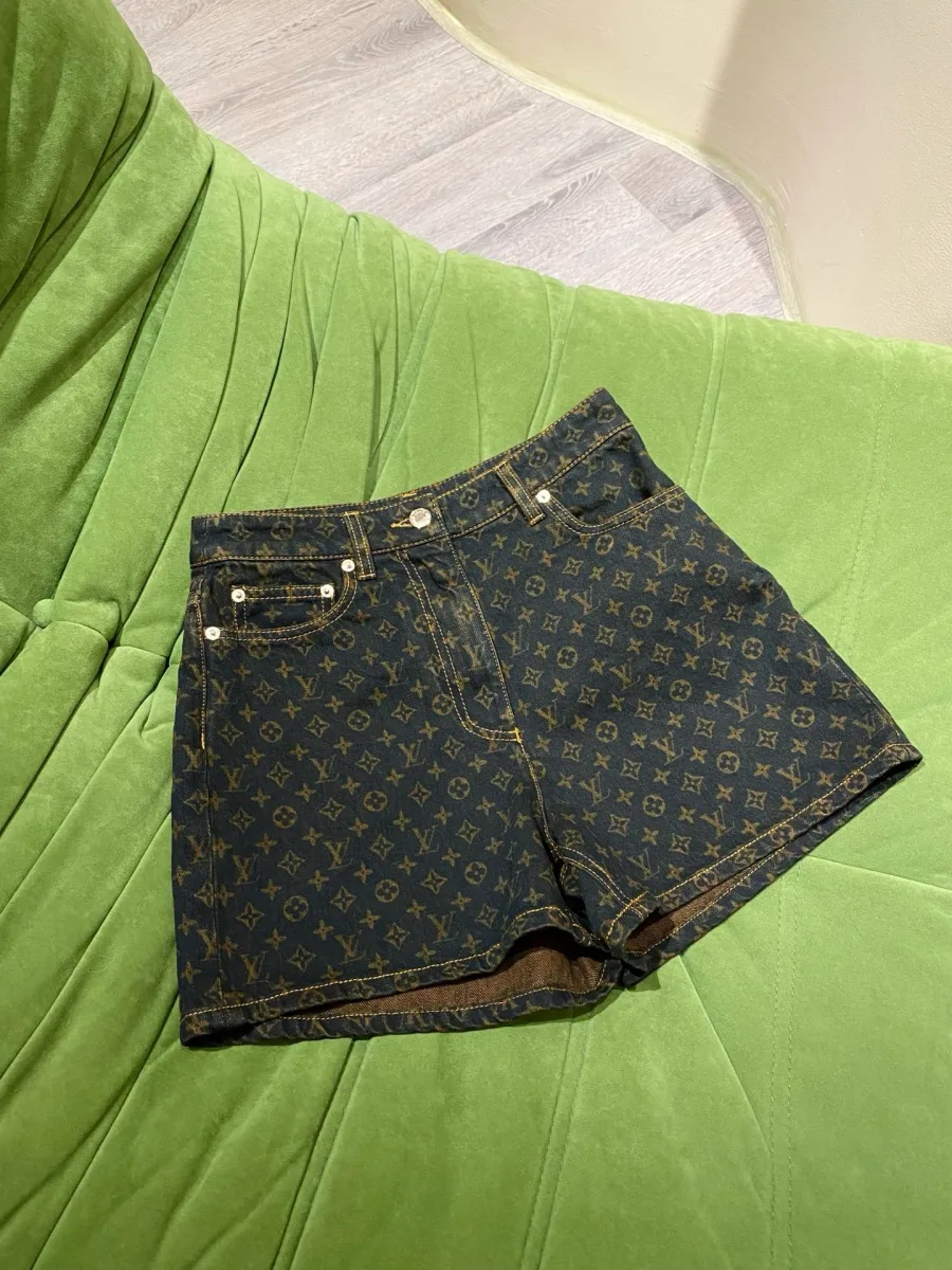 Синие джинсовые шорты с узором Monogram, вид спереди