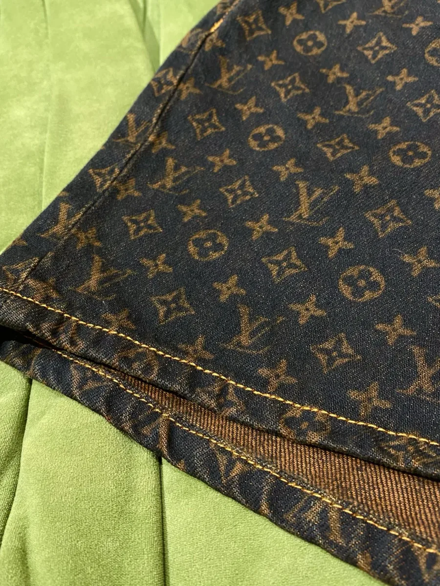 Крупный план подогнутого края шорт и узора Monogram
