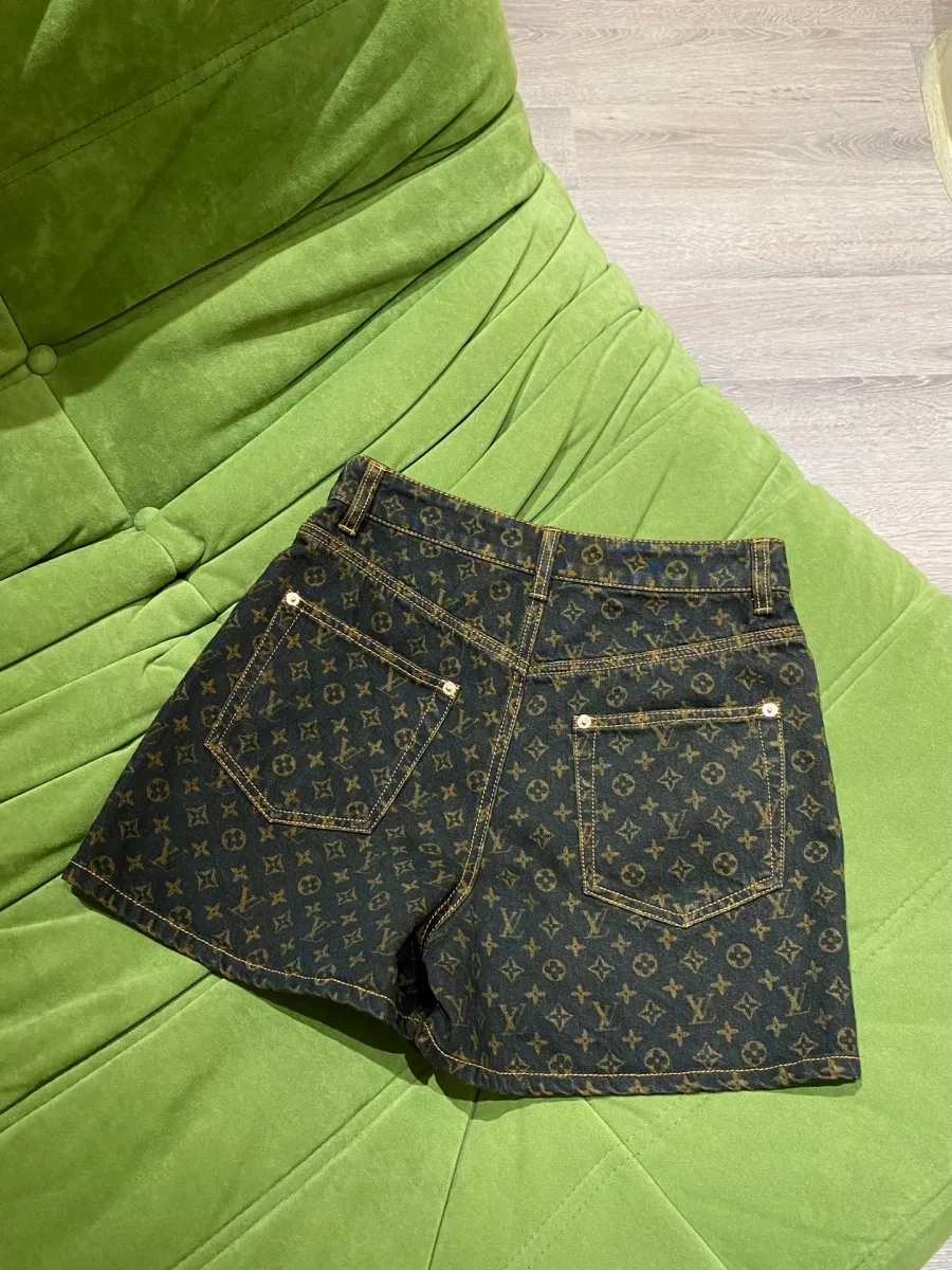 Синие джинсовые шорты с узором Monogram, вид сзади