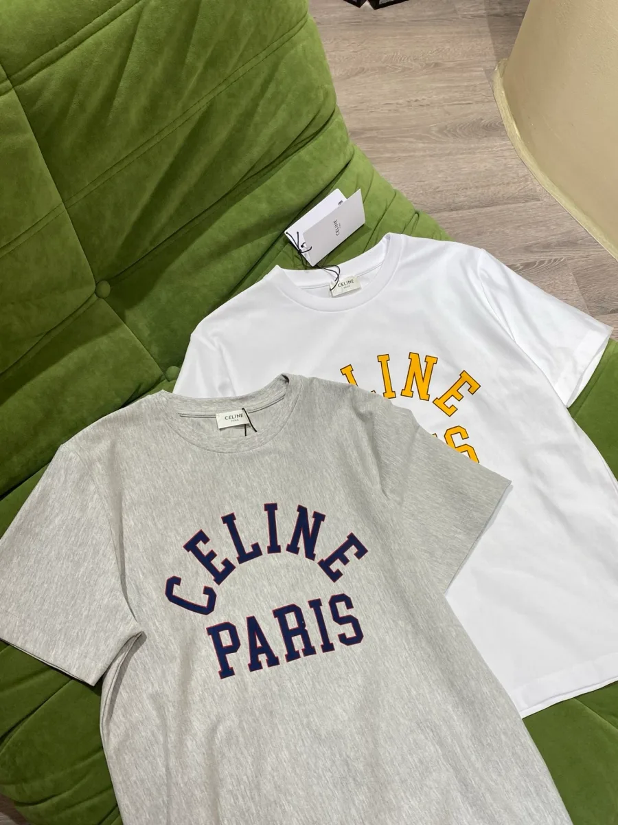 Хлопковые футболки серого и белого цвета с контрастными принтами Celine Paris на зелёном фоне