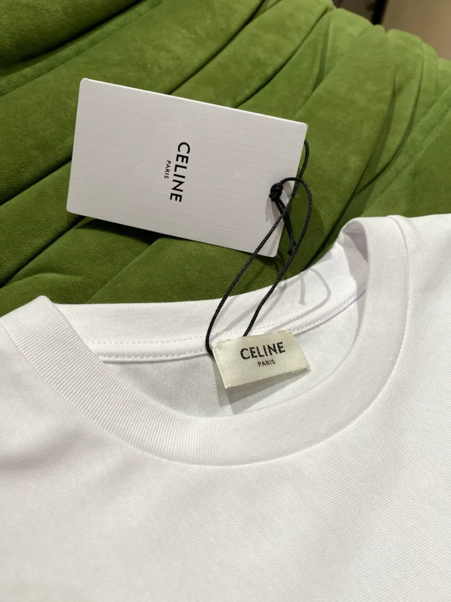 Круглый вырез горловины белой футболки в рубчик с фирменной биркой Celine