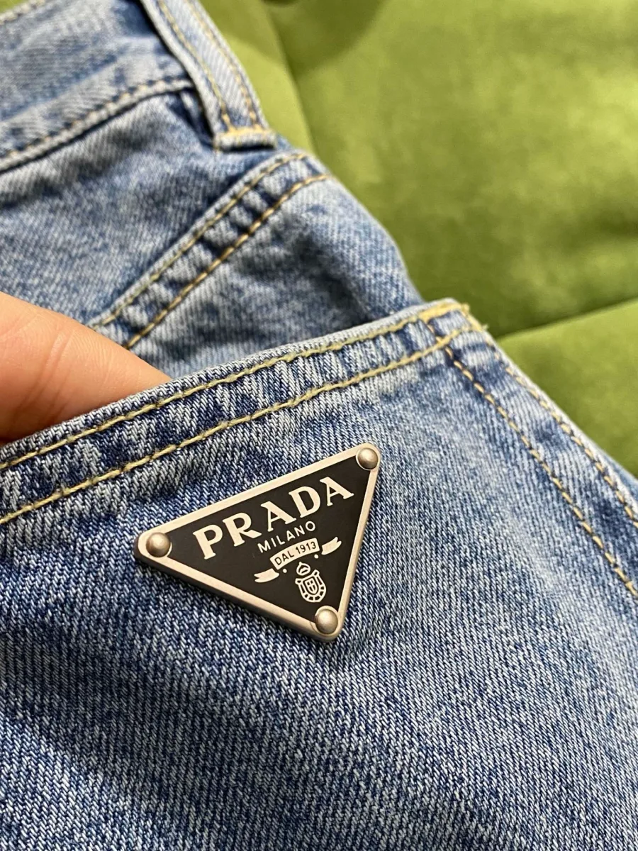 Крупный план заднего кармана с фирменным эмалированным треугольным логотипом