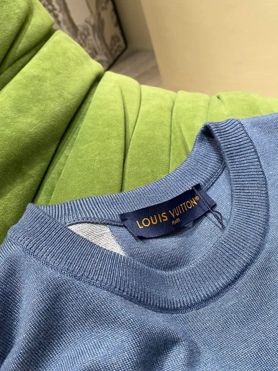 Круглый ворот в рубчик с фирменным ярлыком Louis Vuitton крупным планом