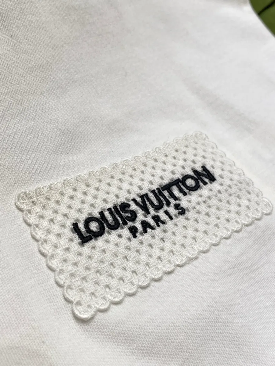 Кружевная нашивка с вышитым логотипом Louis Vuitton Paris крупным планом
