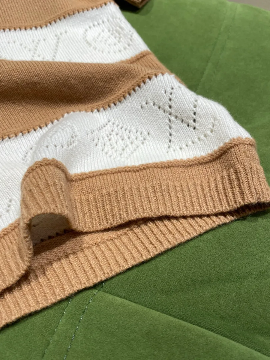 Фактурная ажурная вязка с узором Monogram и ребристый край бежевой футболки