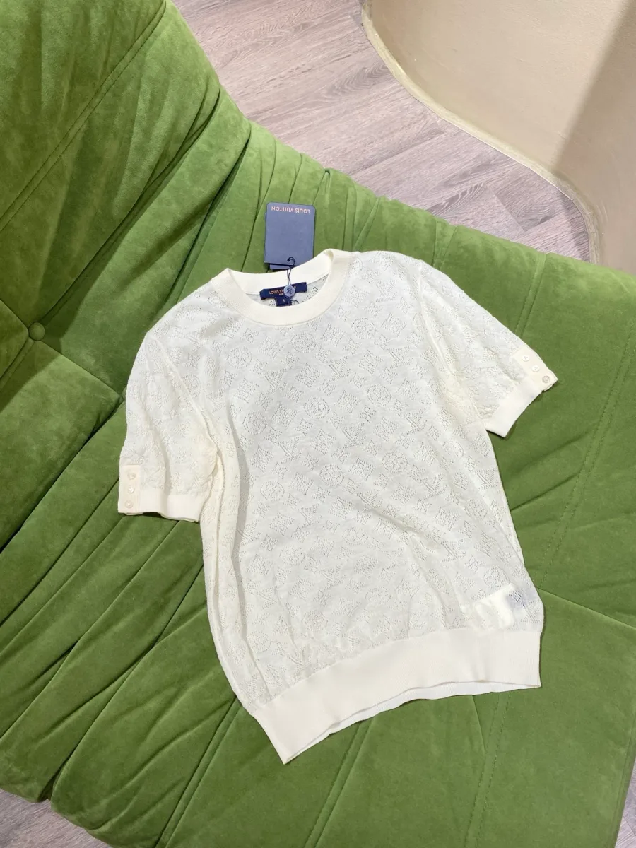 Белая трикотажная футболка с ажурным узором Monogram, вид спереди