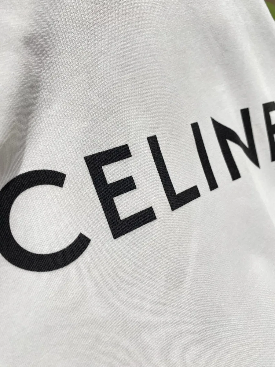 Контрастный принт с надписью CELINE на ткани крупным планом