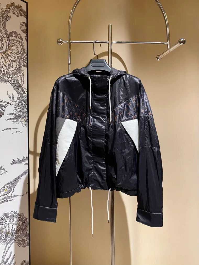 Louis Vuitton Чёрная ветровка с капюшоном и вставками Monogram