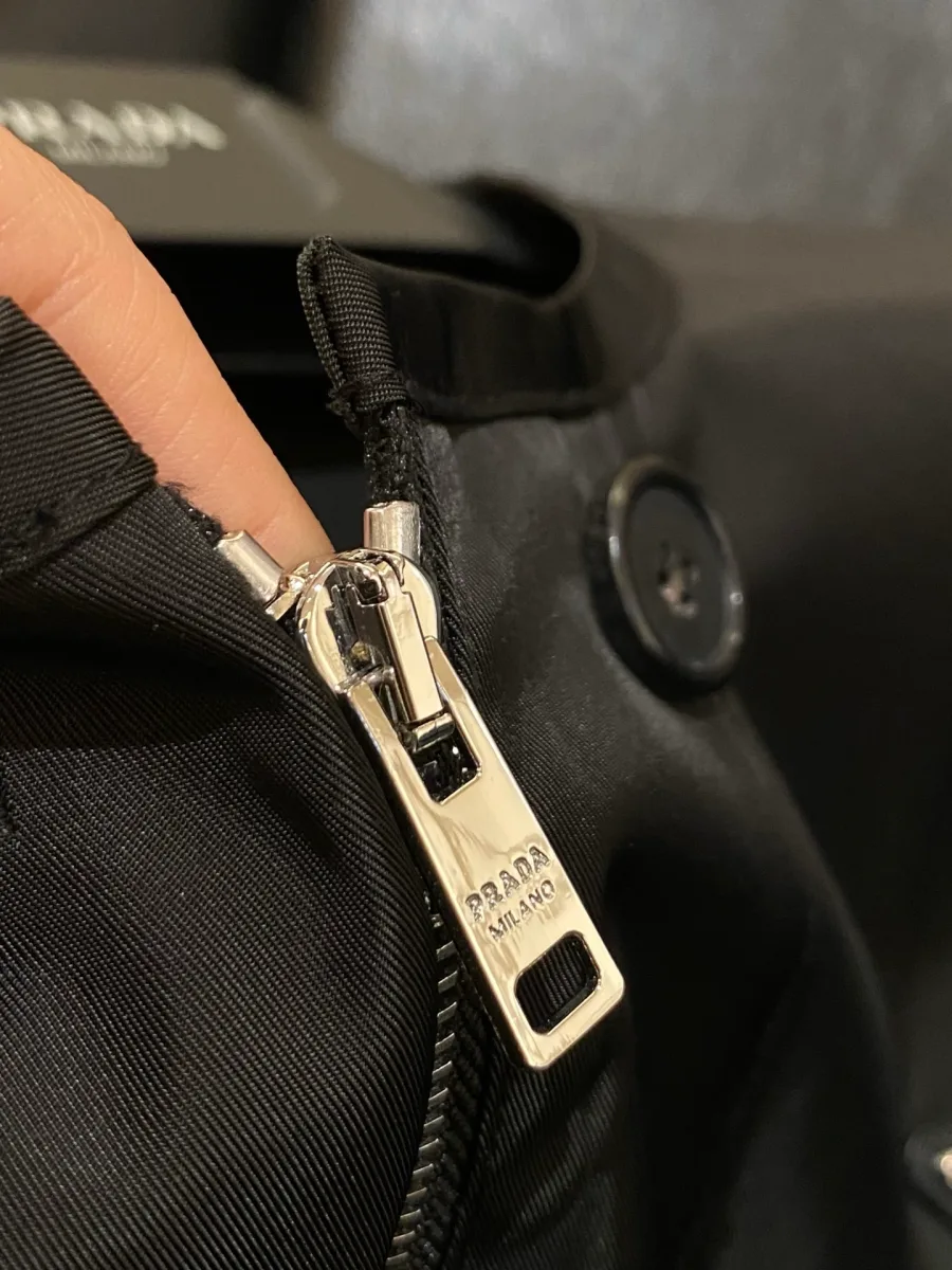 Металлическая молния с брендированным пуллером Prada