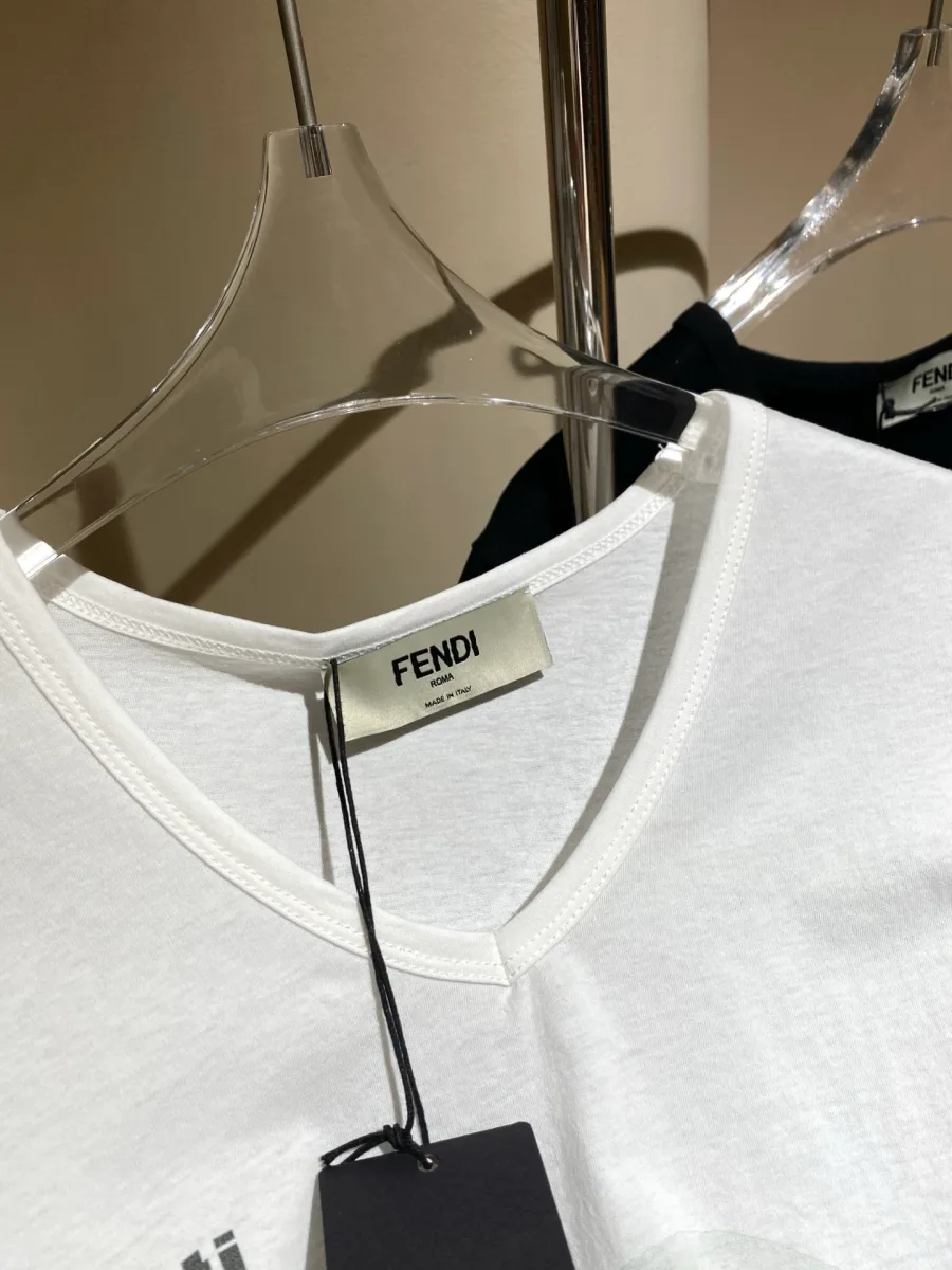 V-образная горловина и текстильная бирка с логотипом Fendi на женской футболке