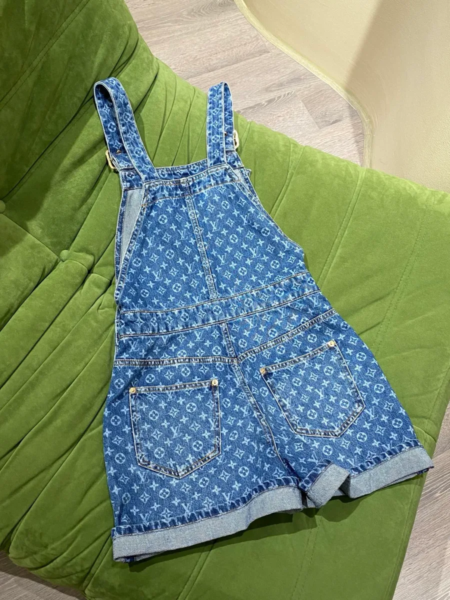 Синий джинсовый комбинезон с узором Monogram, вид сзади