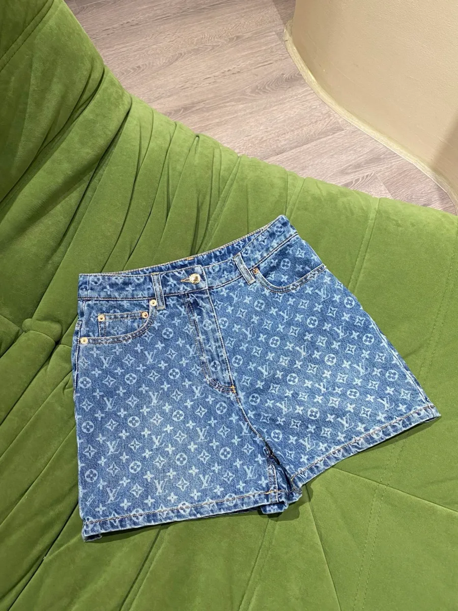 Голубые джинсовые шорты с узором Monogram, вид спереди