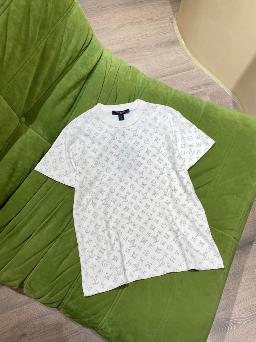 Белая футболка прямого кроя с точечным узором Mahina Monogram, вид спереди
