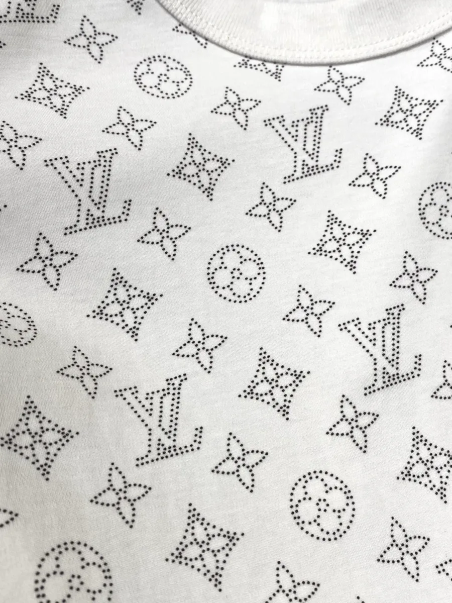 Фактура хлопкового полотна с точечным узором Monogram и круглый вырез