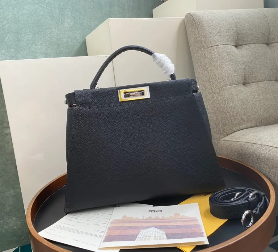 Чёрная сумка Fendi Peekaboo с верхней ручкой, фронтальный вид