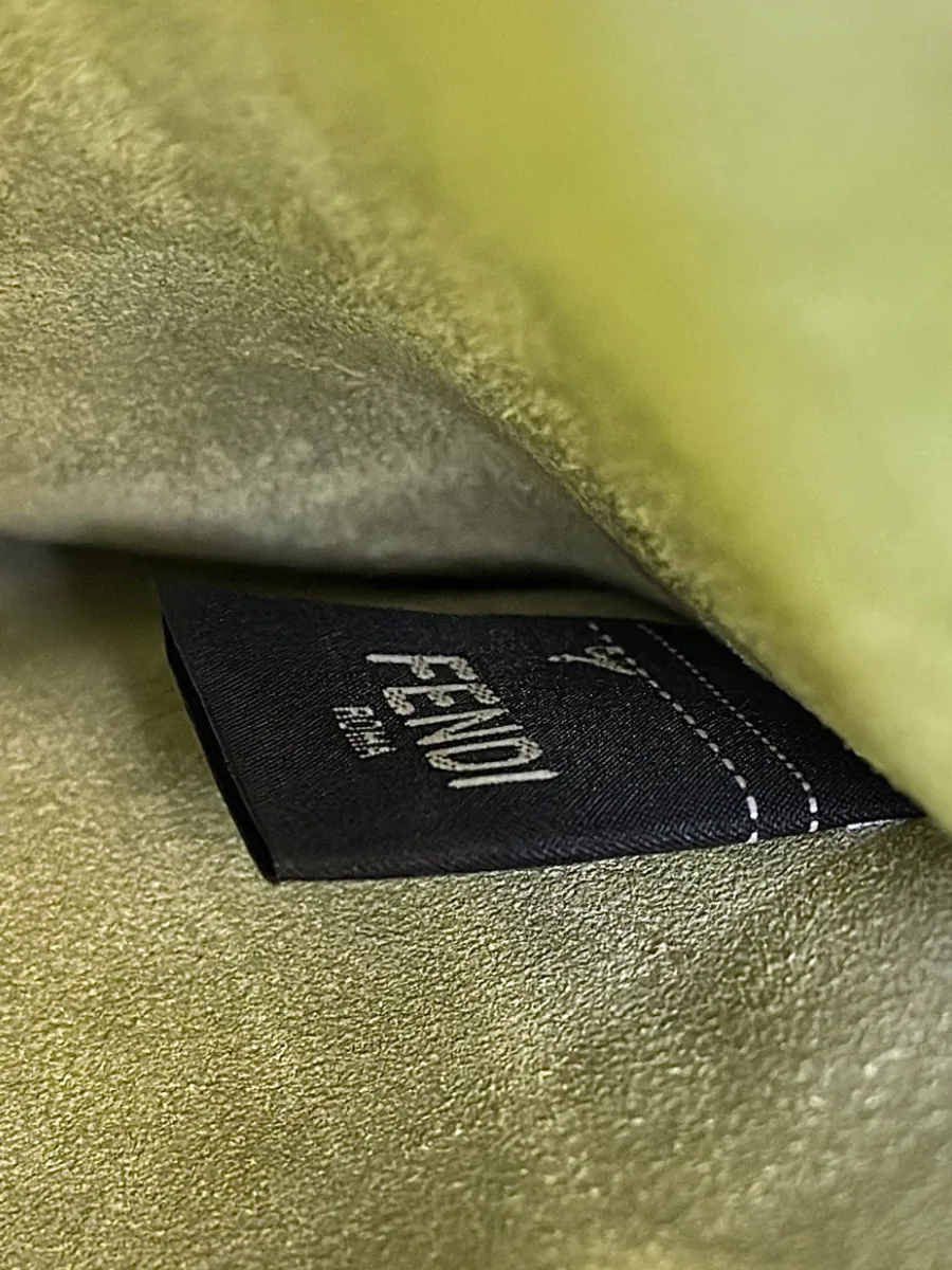 Внутренняя бирка Fendi Roma на замшевой подкладке лаймового оттенка
