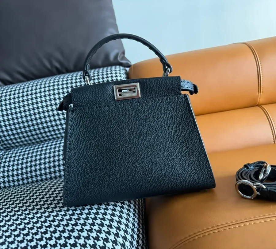 Чёрная сумка Fendi Peekaboo с верхней ручкой, вид спереди