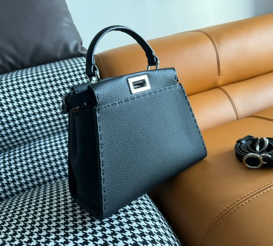 Чёрная сумка Fendi Peekaboo, ракурс три четверти с плечевым ремнём рядом