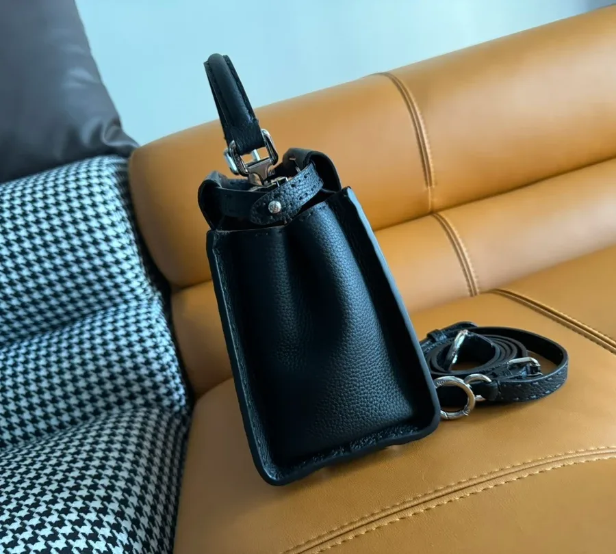 Чёрная кожаная сумка Fendi Peekaboo, вид сбоку
