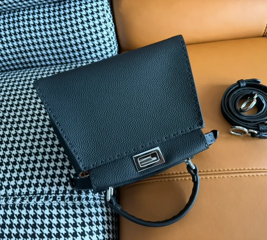 Чёрная сумка Fendi Peekaboo, вид сверху со сложенным ремнём