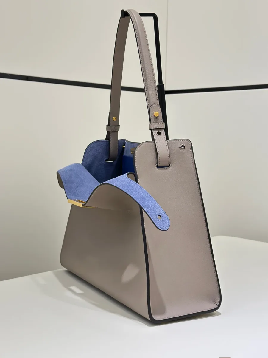 Сумка Fendi Way с расстёгнутым верхом и синей замшевой отделкой, вид сбоку
