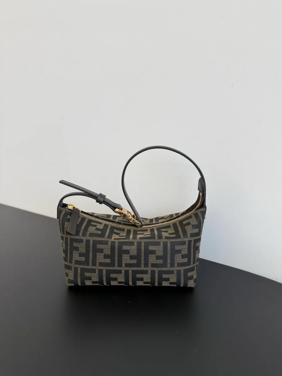 Коричневая сумка Fendi Vanity Pouch с жаккардовым узором FF на темном фоне, вид спереди