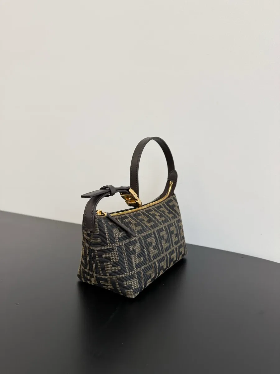Компактная сумка Vanity Pouch с монограммой FF Zucca, ракурс три четверти