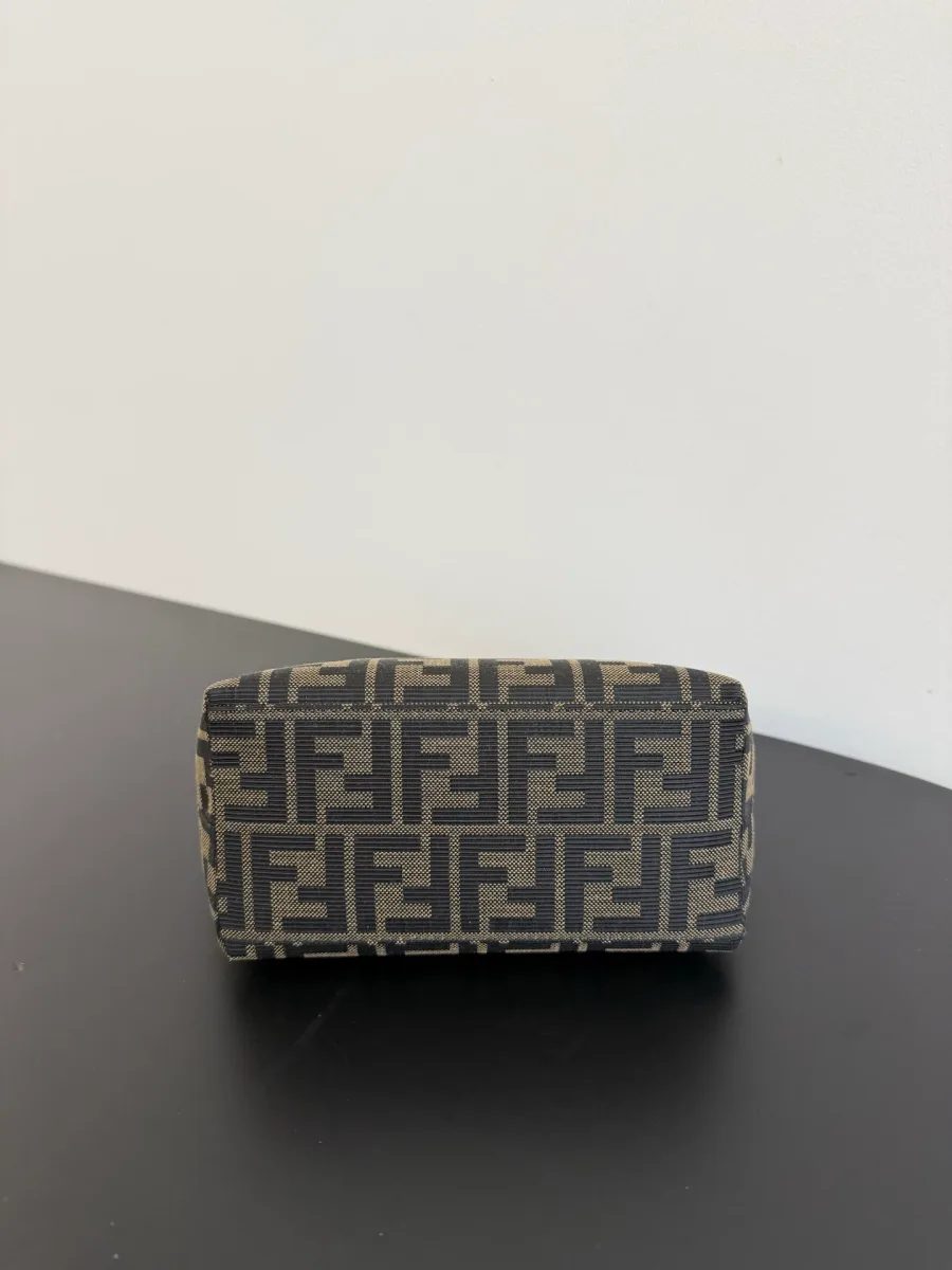 Дно сумки Vanity Pouch из жаккардового текстиля с узором FF, вид снизу