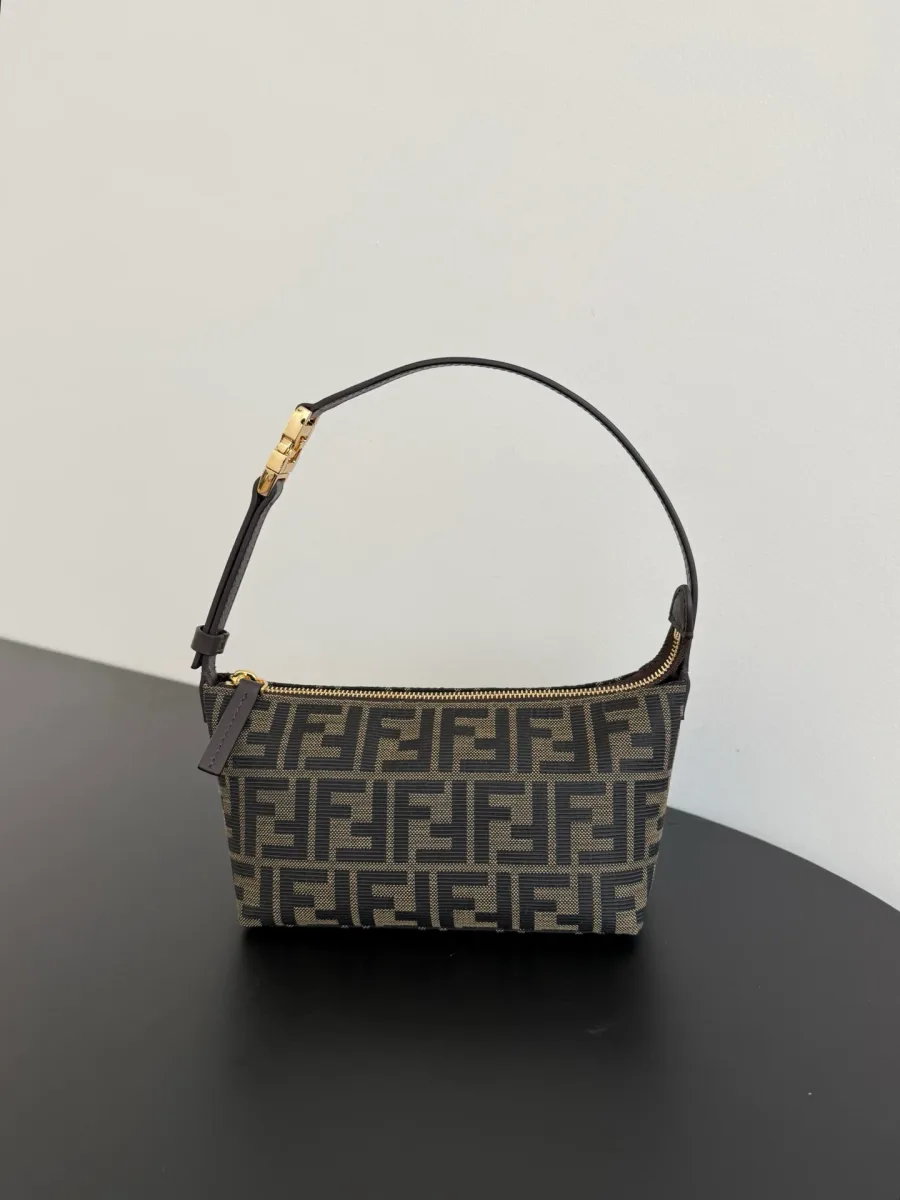 Сумка Vanity Pouch с кожаным плечевым ремнем и золотистой пряжкой, вид спереди