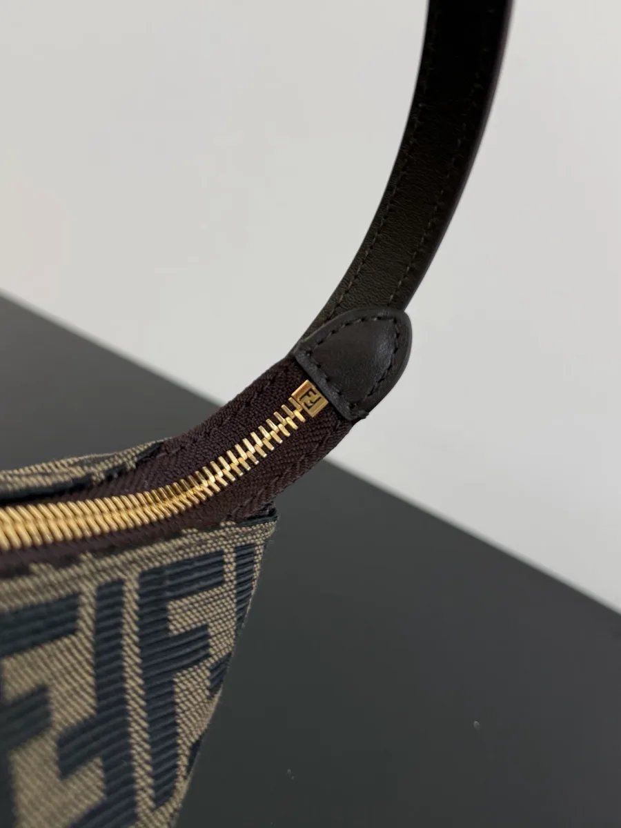 Крепление кожаного ремня и металлический замок сумки Vanity Pouch в деталях