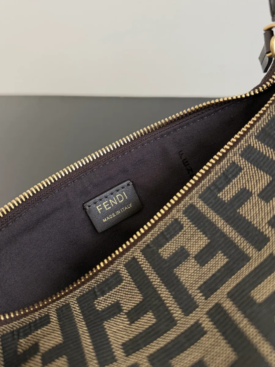 Внутреннее отделение с тканевой подкладкой и кожаной нашивкой с логотипом Fendi