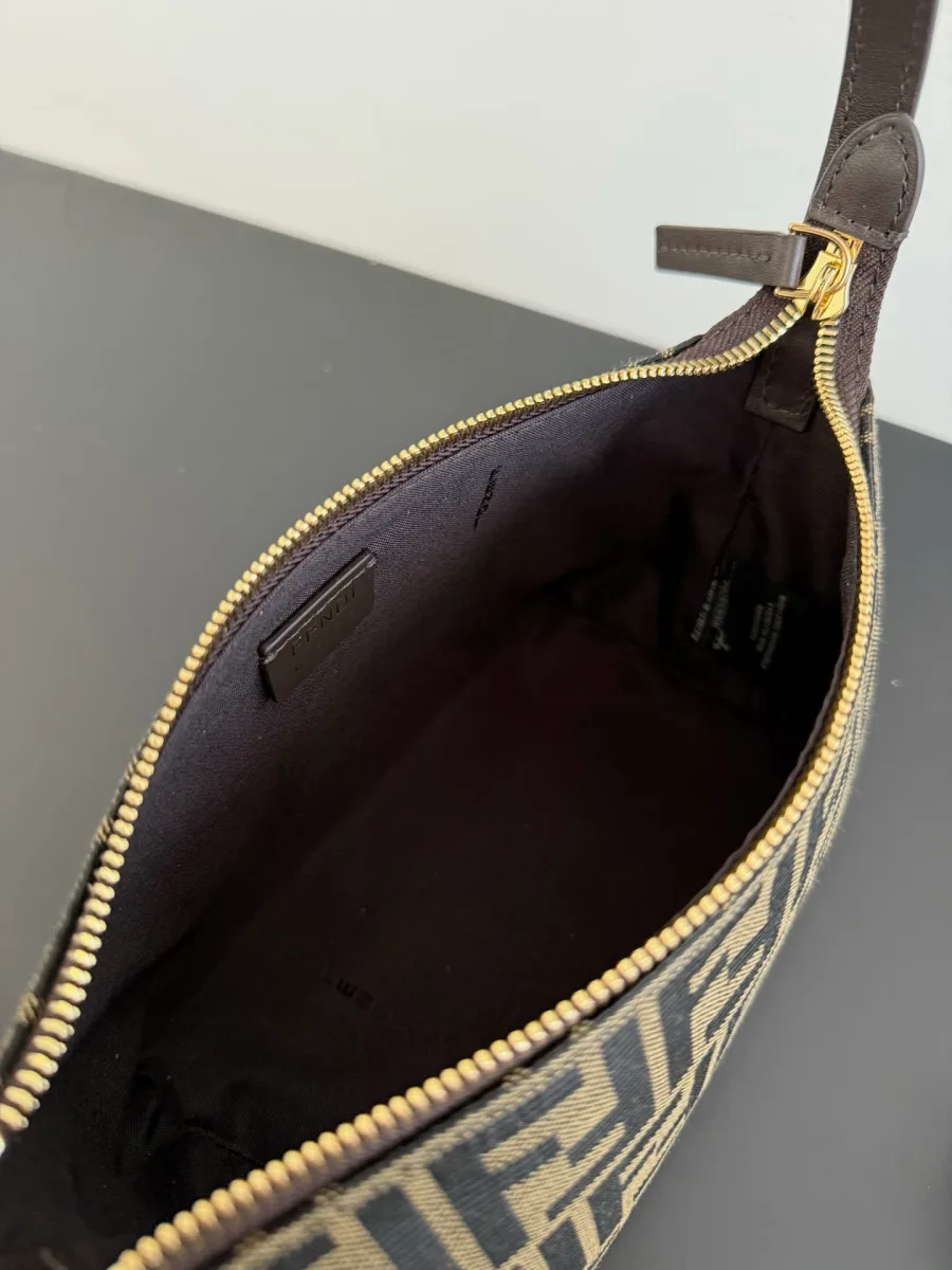 Открытое основное отделение сумки Vanity Pouch с текстильной подкладкой, вид сверху