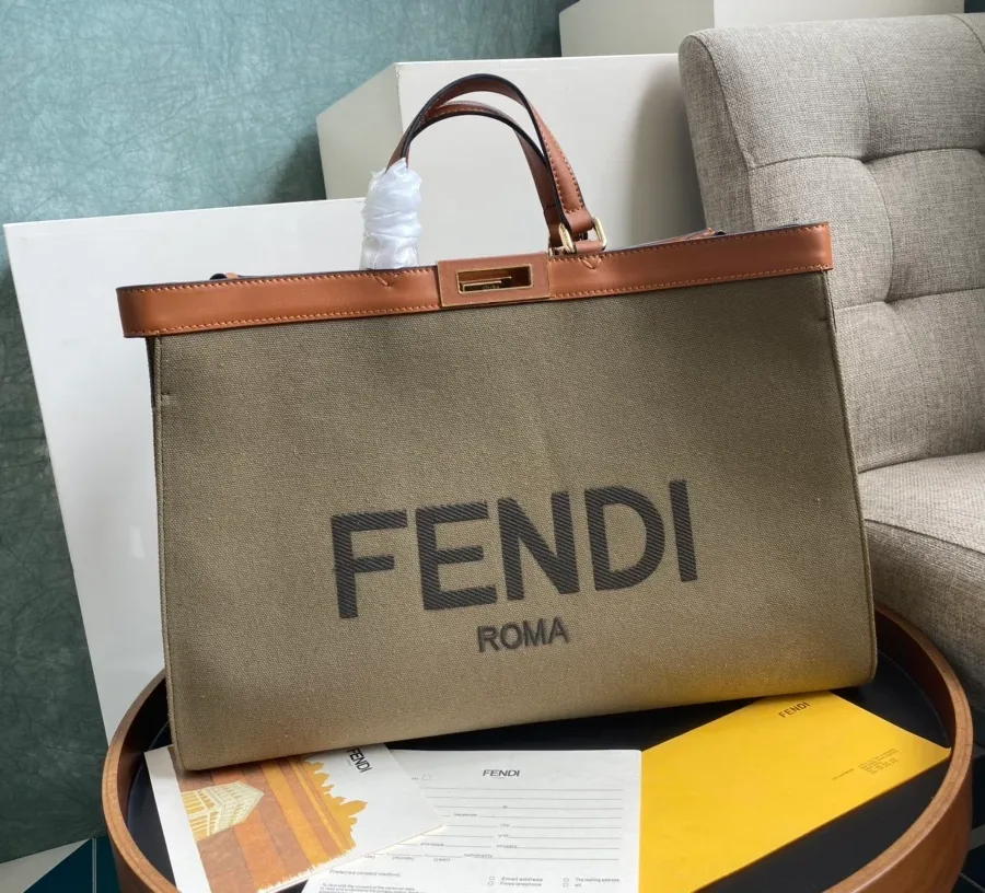Зелёная сумка-тоут Fendi Peekaboo X-Tote из канваса с короткими ручками, вид спереди