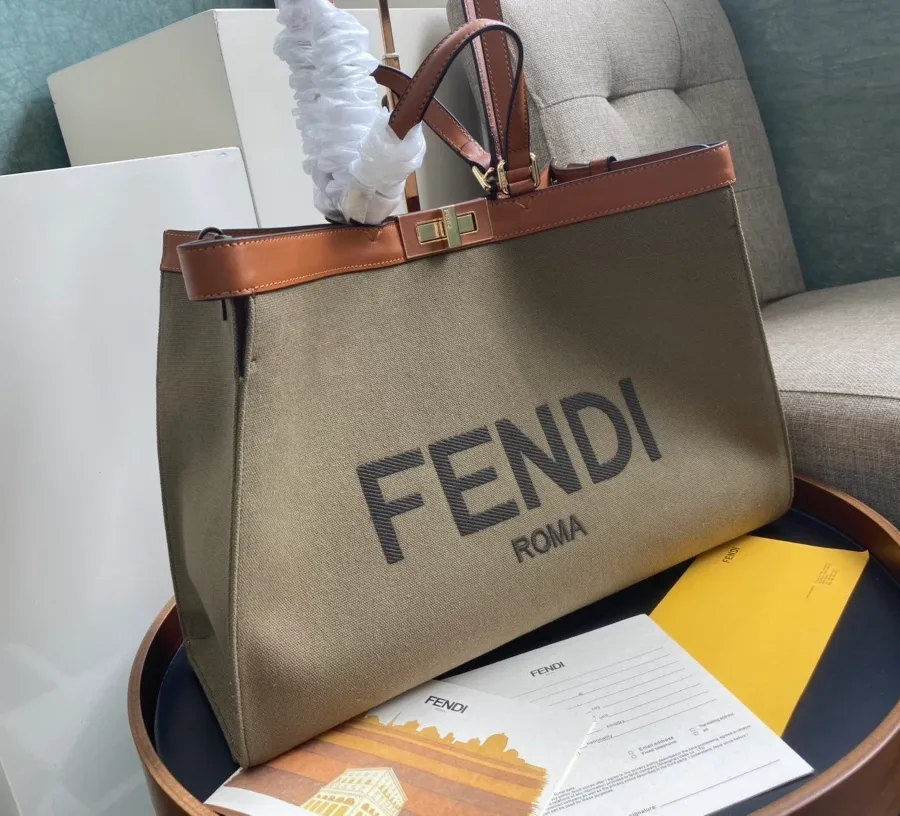 Сумка-тоут Fendi Peekaboo X-Tote в ракурсе три четверти с кожаной отделкой