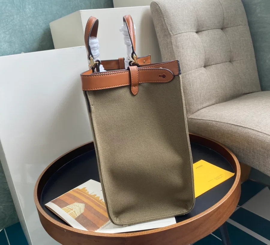 Вместительная сумка-тоут Fendi из текстиля и кожи, вид сбоку