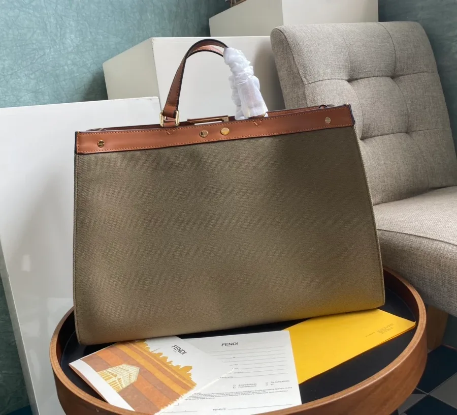 Обратная сторона тёмно-зелёной сумки-тоут Fendi Peekaboo X-Tote с кожаной планкой