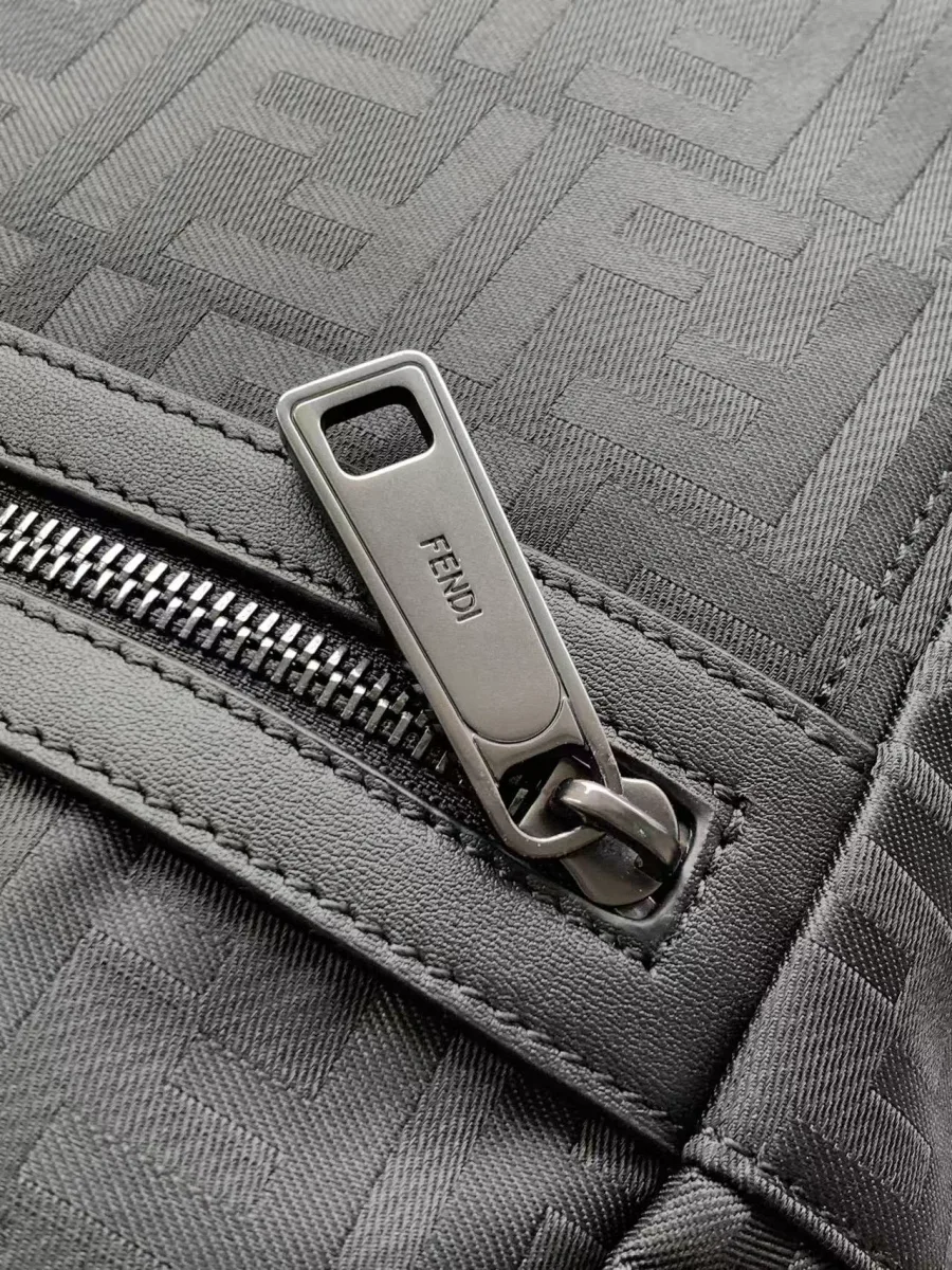 Пуллер молнии переднего кармана с выгравированной надписью Fendi