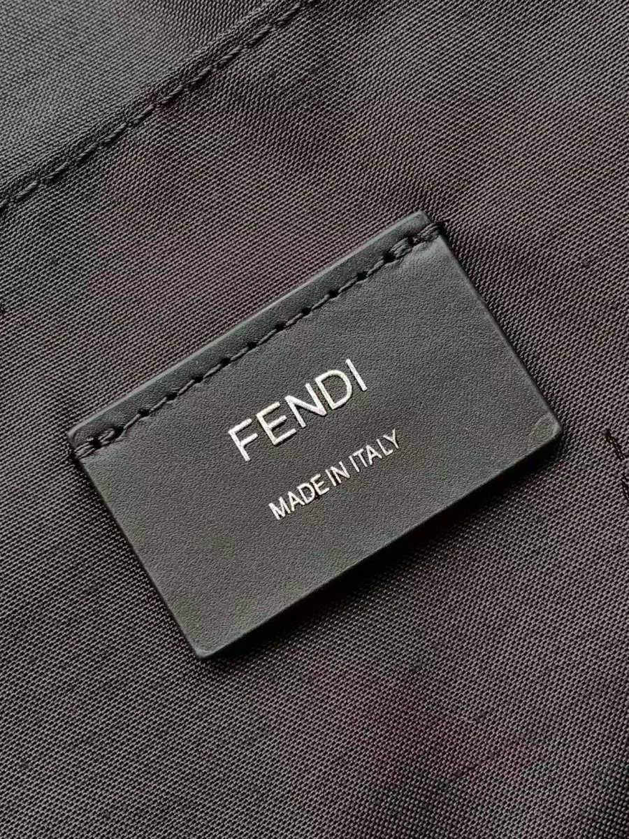Кожаная нашивка с тиснёным логотипом Fendi Made in Italy внутри рюкзака