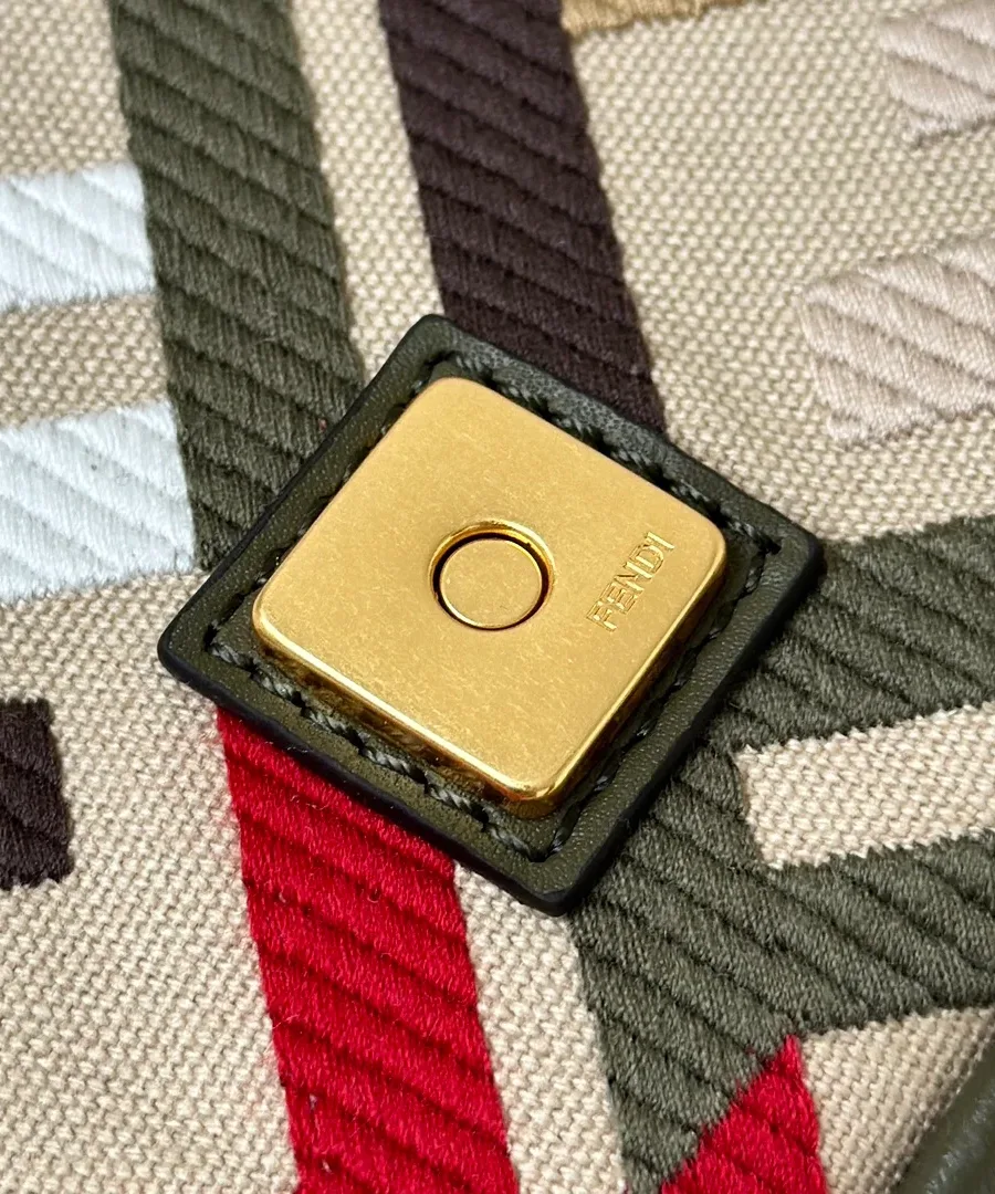 Магнитный замок с гравировкой Fendi на бежевом канвасе