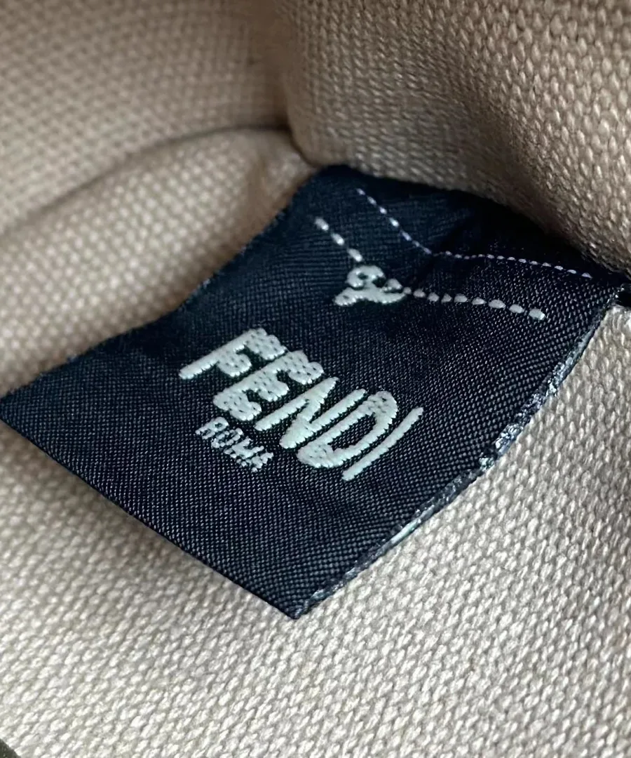 Тканевая бирка с логотипом Fendi Roma внутри отделения