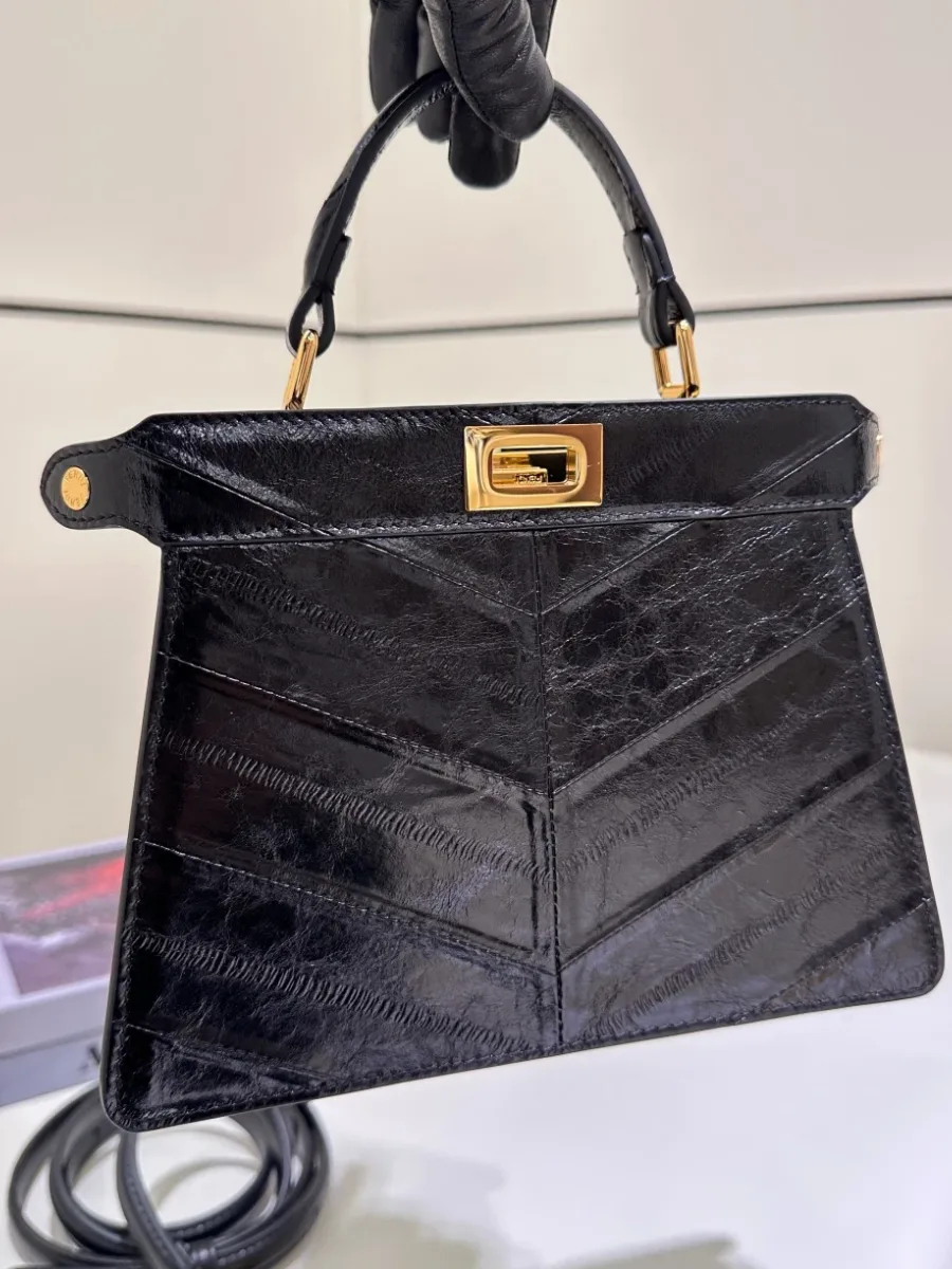 Чёрная сумка Fendi Peekaboo ISeeU Petite с верхней ручкой, вид спереди