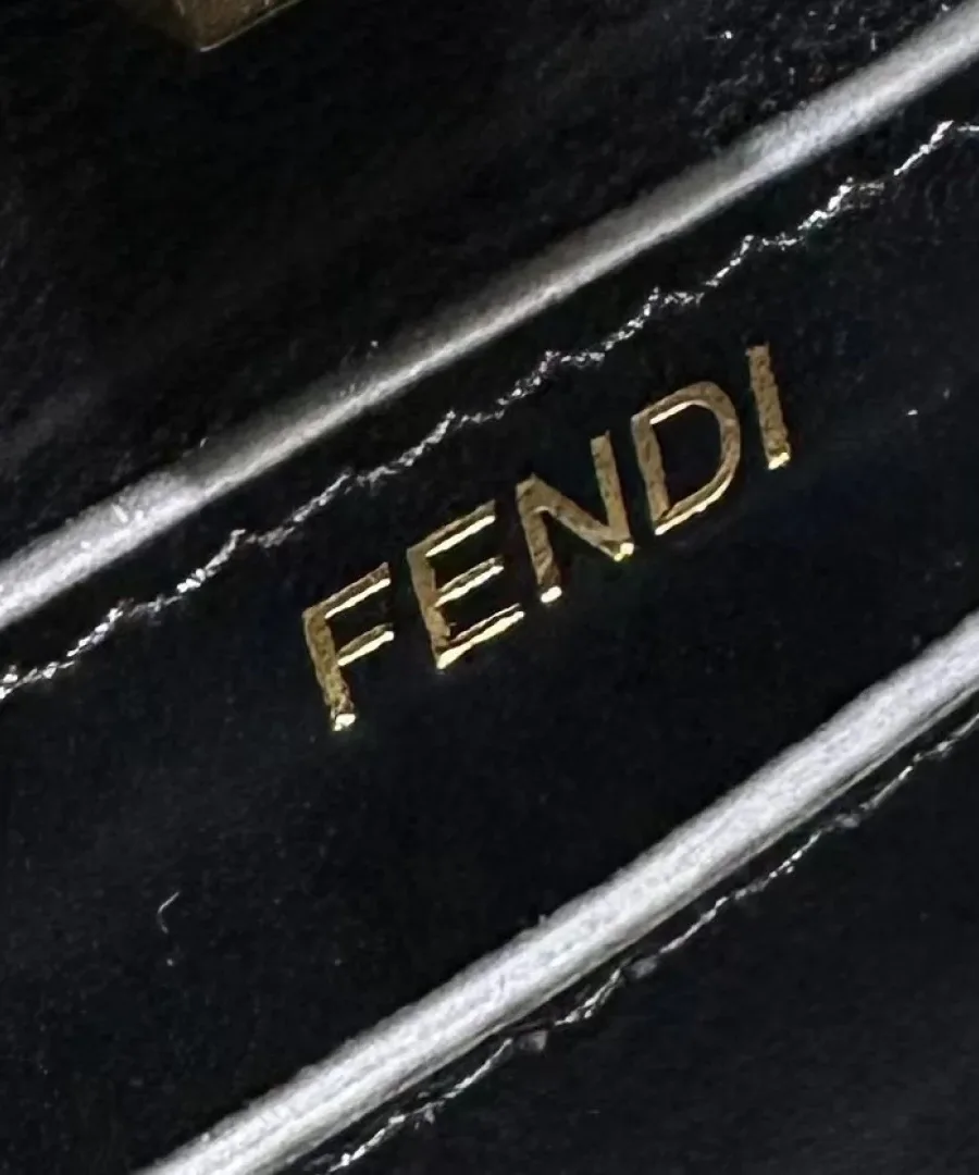 Золотистое тиснение логотипа Fendi на внутренней подкладке