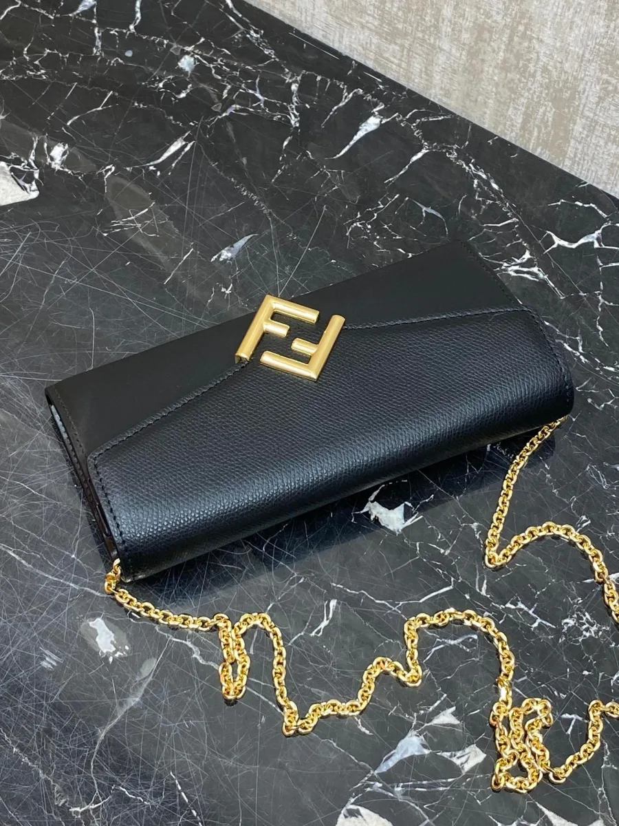 Чёрный кошелёк Fendi Diamonds с клапаном и цепочкой, ракурс в три четверти