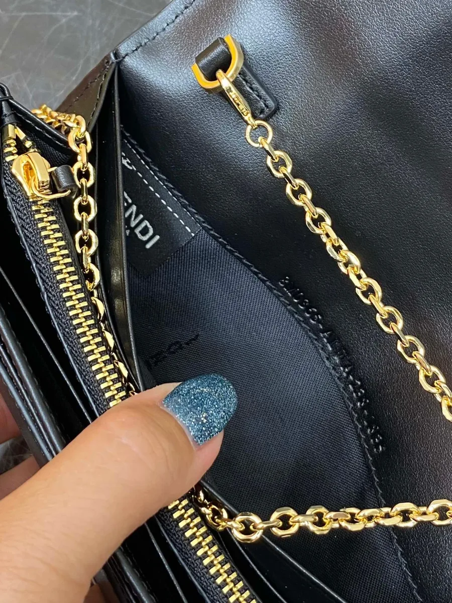 Крупный план внутреннего отделения с тиснением Fendi и золотистой фурнитурой