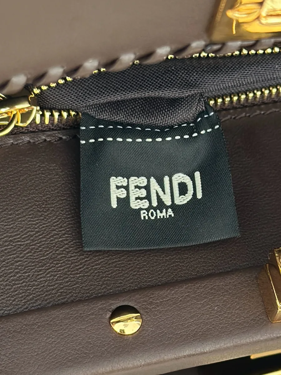 Внутреннее отделение с текстильной биркой с логотипом Fendi Roma и застёжкой-молнией