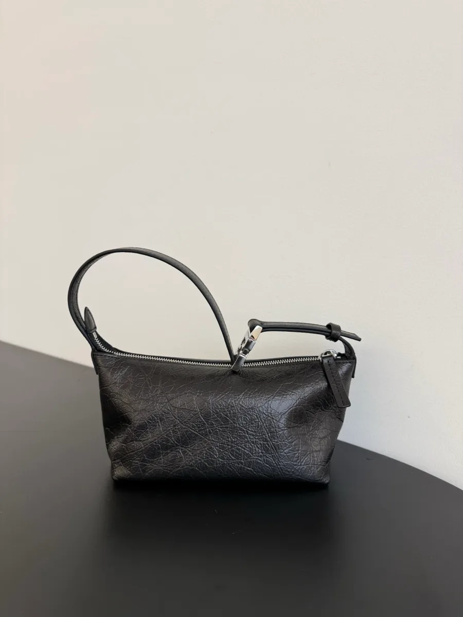 Чёрная кожаная сумка Vanity Pouch, общий вид с плечевым ремнём
