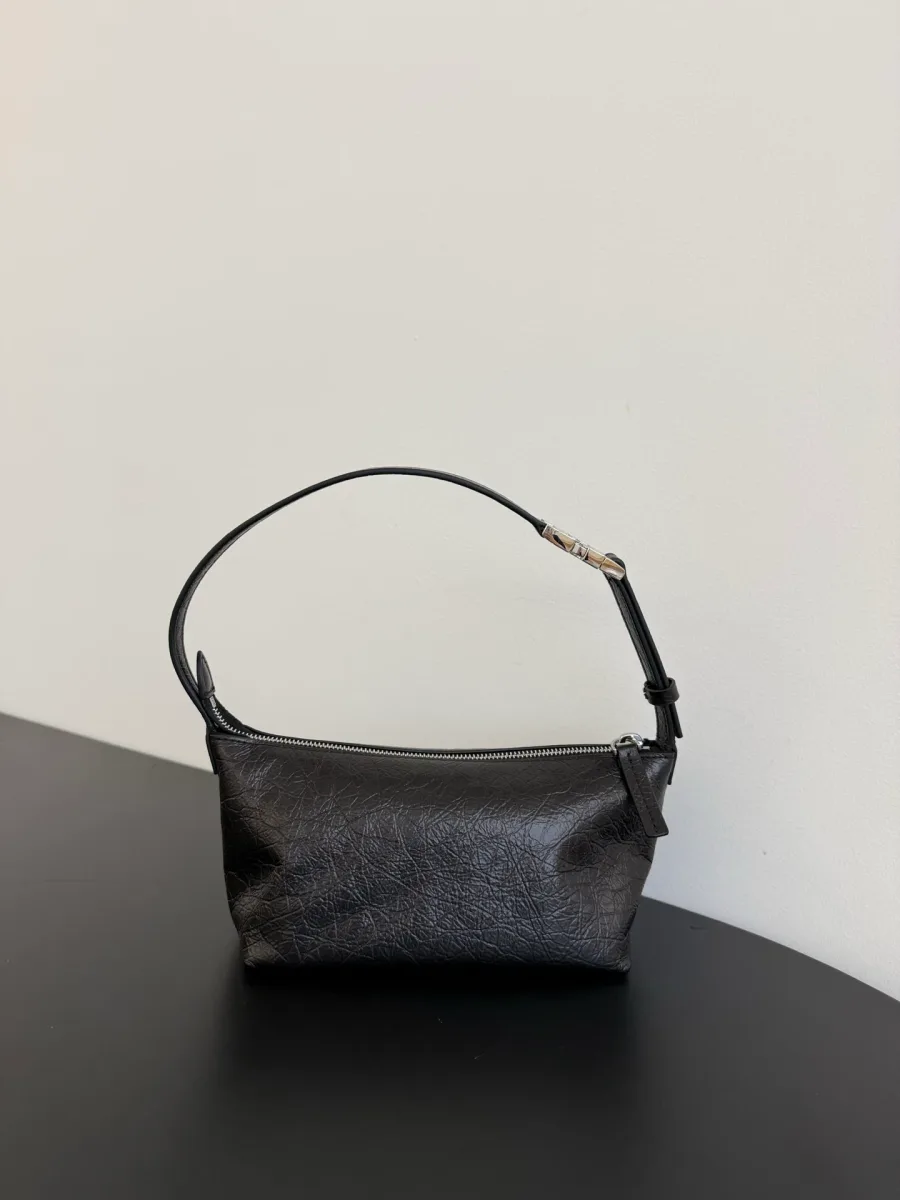 Сумка Vanity Pouch из чёрной фактурной кожи, вид спереди
