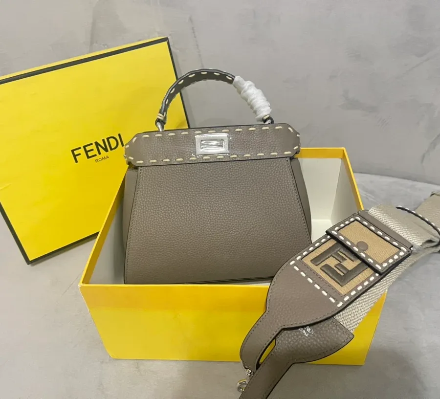 Серая кожаная сумка Peekaboo с контрастной строчкой и съёмным ремнём в коробке Fendi, вид спереди