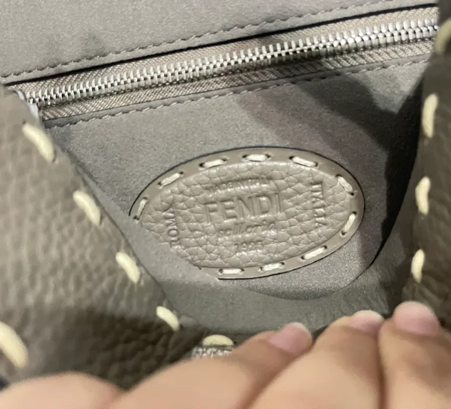 Внутренний карман на молнии и кожаная нашивка с тиснением Fendi крупным планом